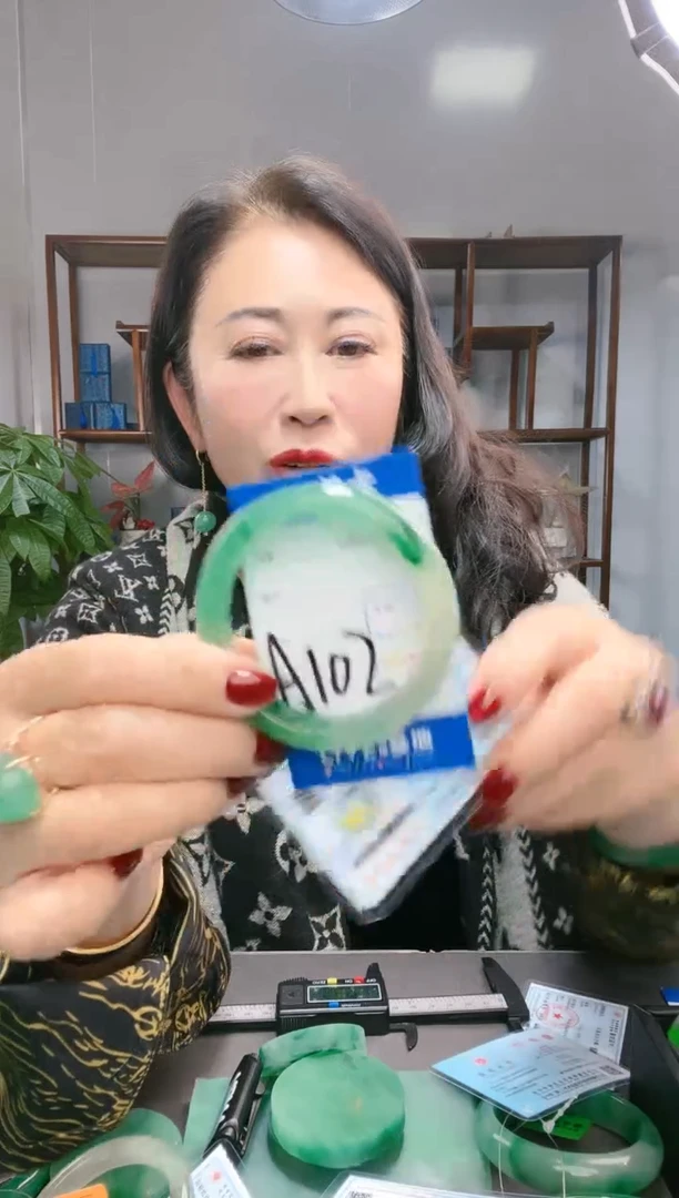 【闪购商品】石英质玉手镯未镶嵌非洲翠