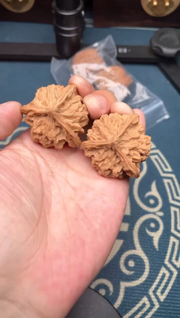 文玩核桃吊坠盘山三棱全品39