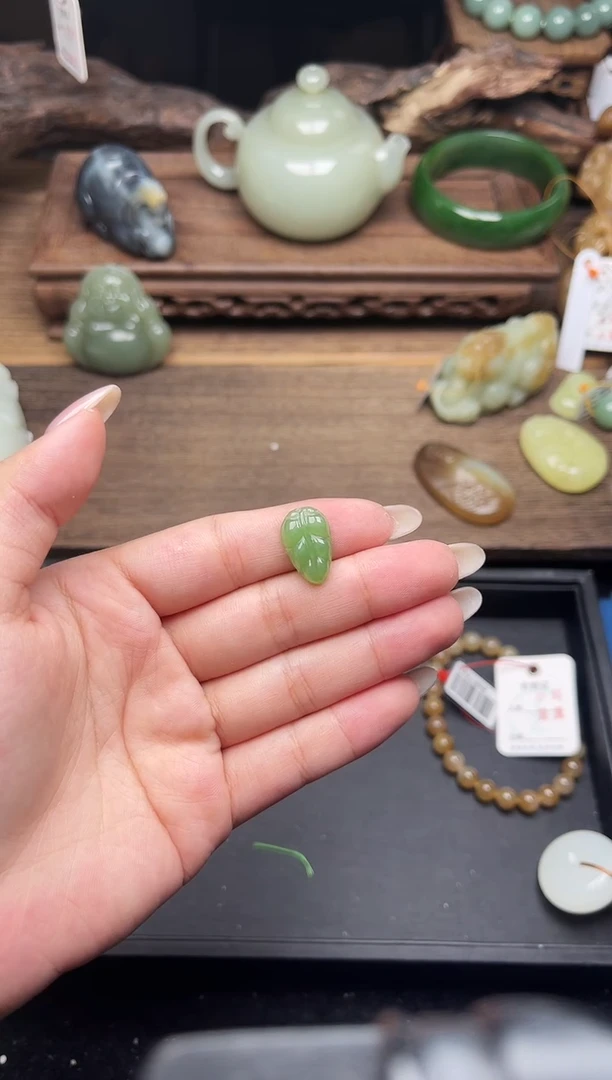 吊坠(不含链)未镶嵌和田玉寶****话碧玉 叶子 有瑕疵