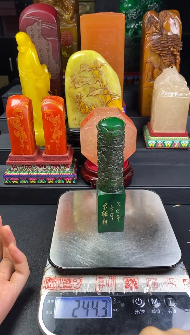 寿山石印石雅安绿双龙戏珠柱