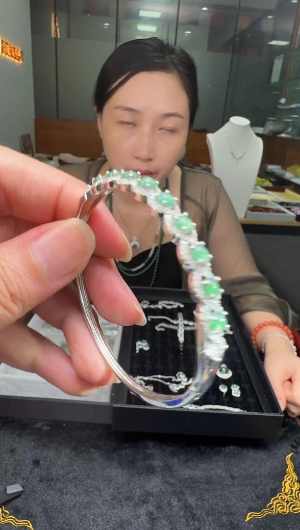 未镶嵌手镯翡翠天然A货翡翠设计经典款手镯