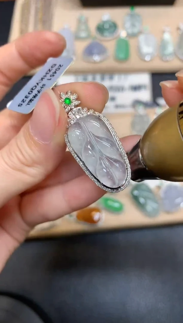 【闪购商品】翡翠颈饰18K金镶嵌树叶【无服务费