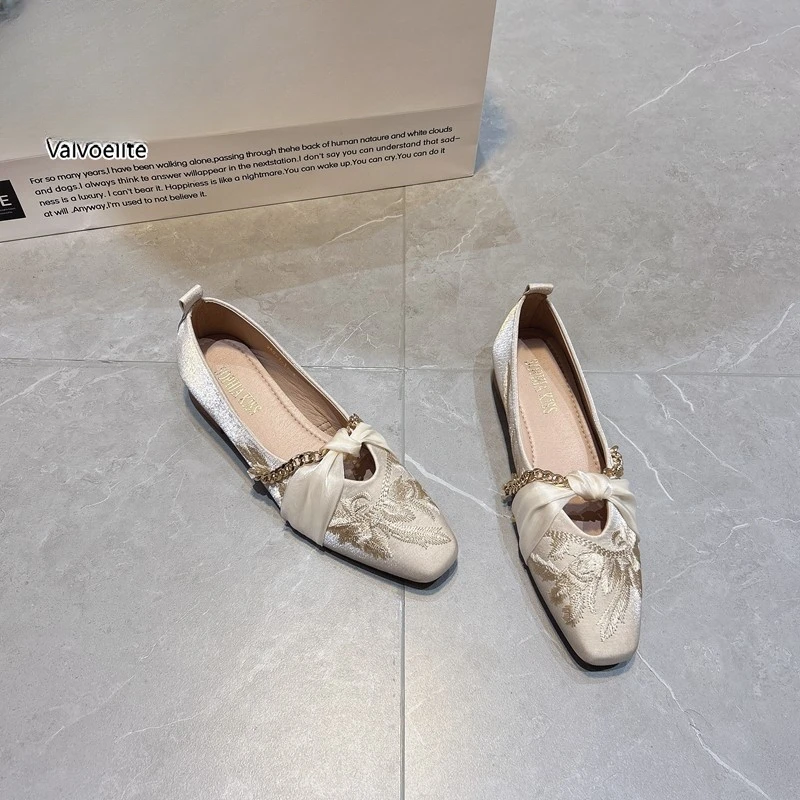 VALVOELITE新款配裙子女复古国风刺绣粗跟豆豆鞋链复古防滑面包鞋