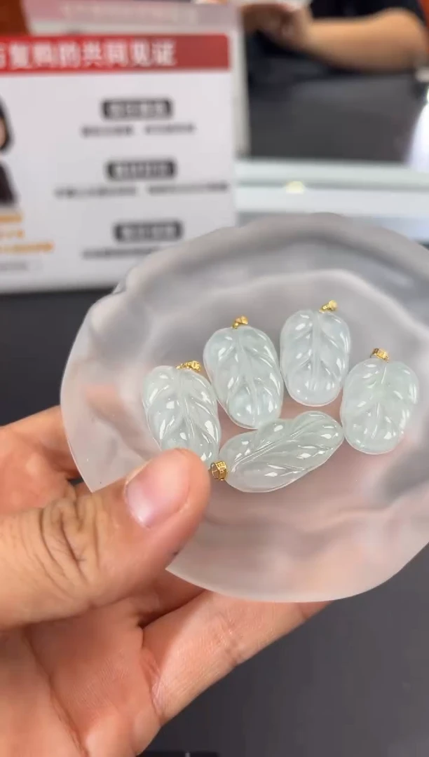 颈饰18K金镶嵌翡翠边城刀客/00000095i/多样性发一
