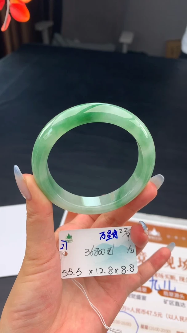 未镶嵌手镯翡翠自带#送人#，联系客服核对地址~