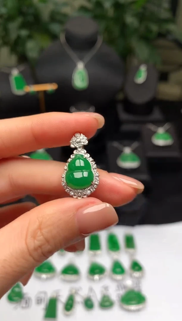 颈饰18K金镶嵌翡翠葫芦