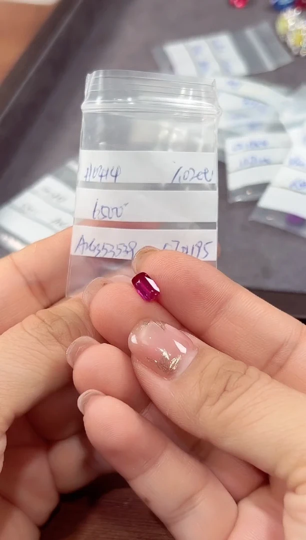 未镶嵌裸石红宝石定99总1.02 ct总6500