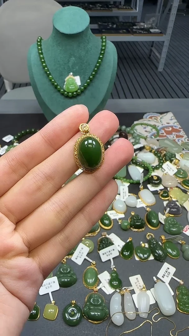 18K金镶嵌和田玉挂件1