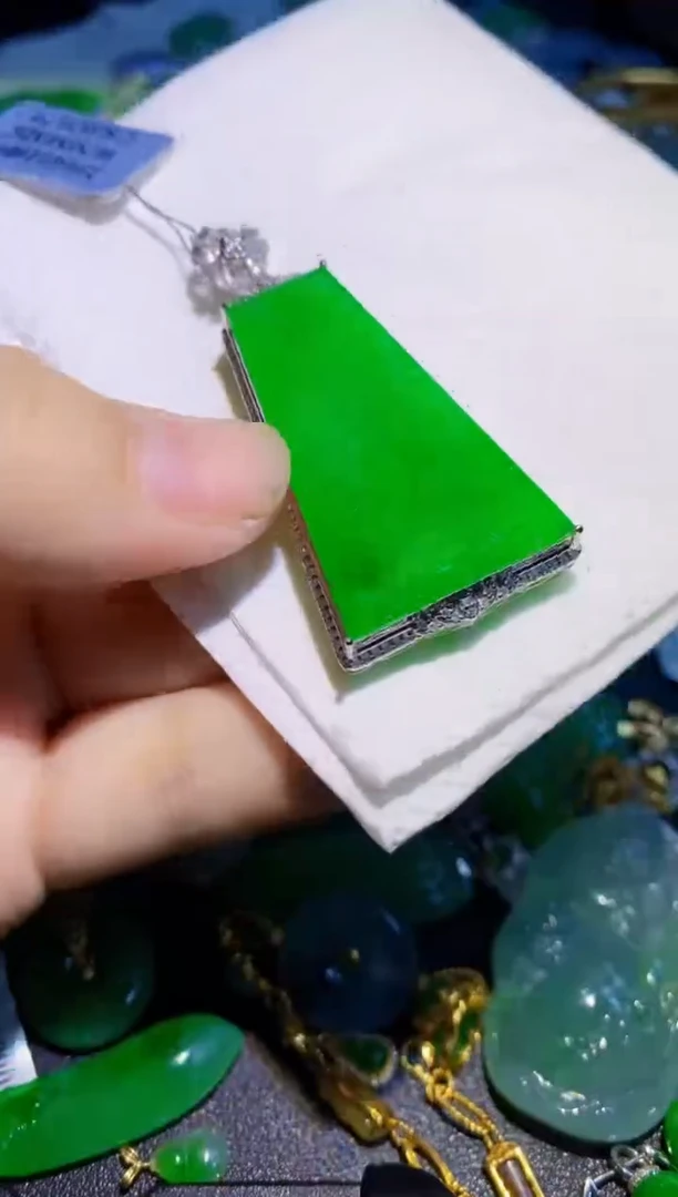 翡翠18K金镶嵌颈饰无事牌