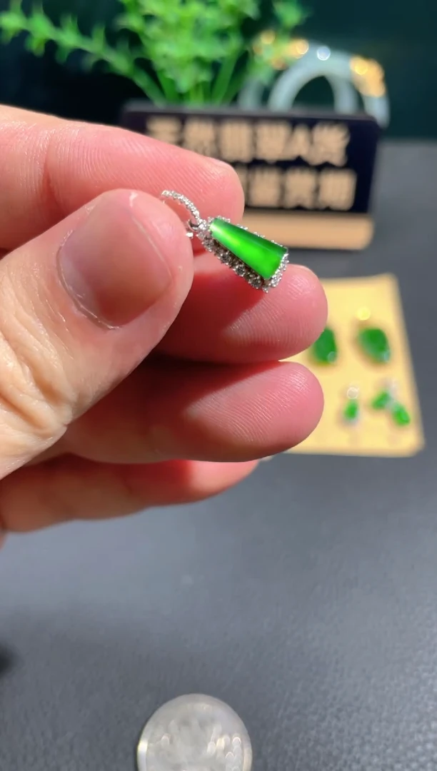 翡翠18K金镶嵌颈饰翡翠