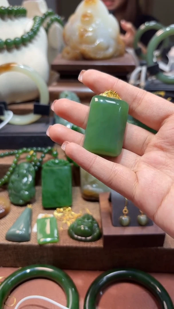 颈饰18K金镶嵌和田玉（碧玉）1