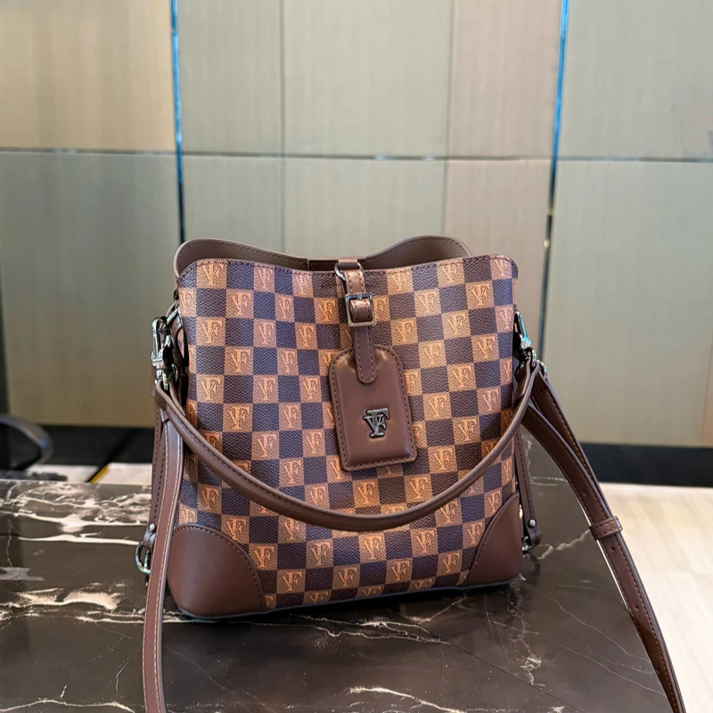 【专柜爆款】2026女士水桶包复古高级感棋盘格手提包通勤百搭斜挎包