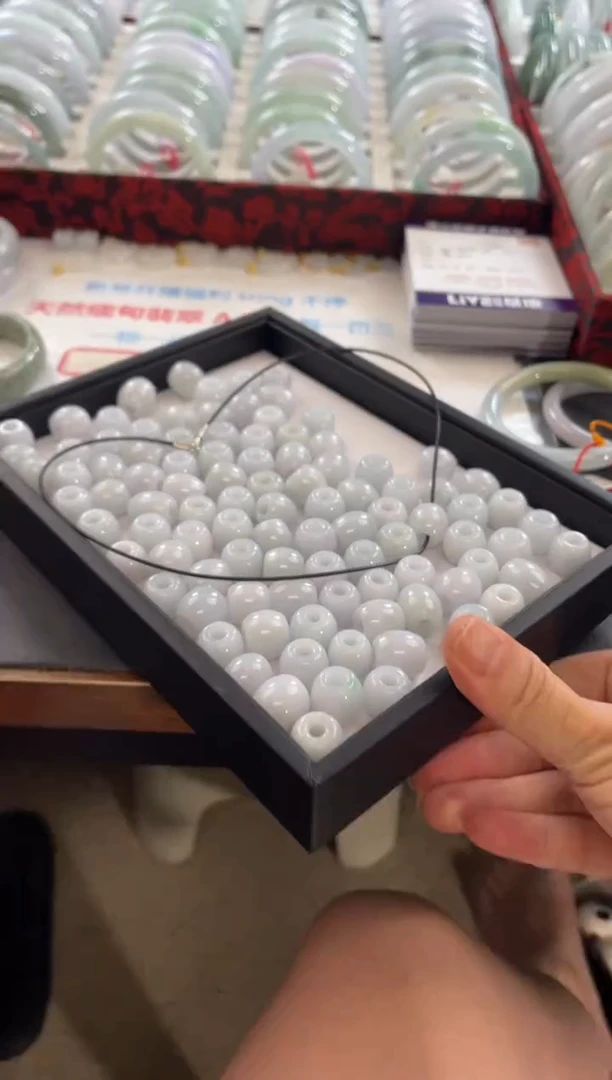 翡翠未镶嵌颈饰多样性发一