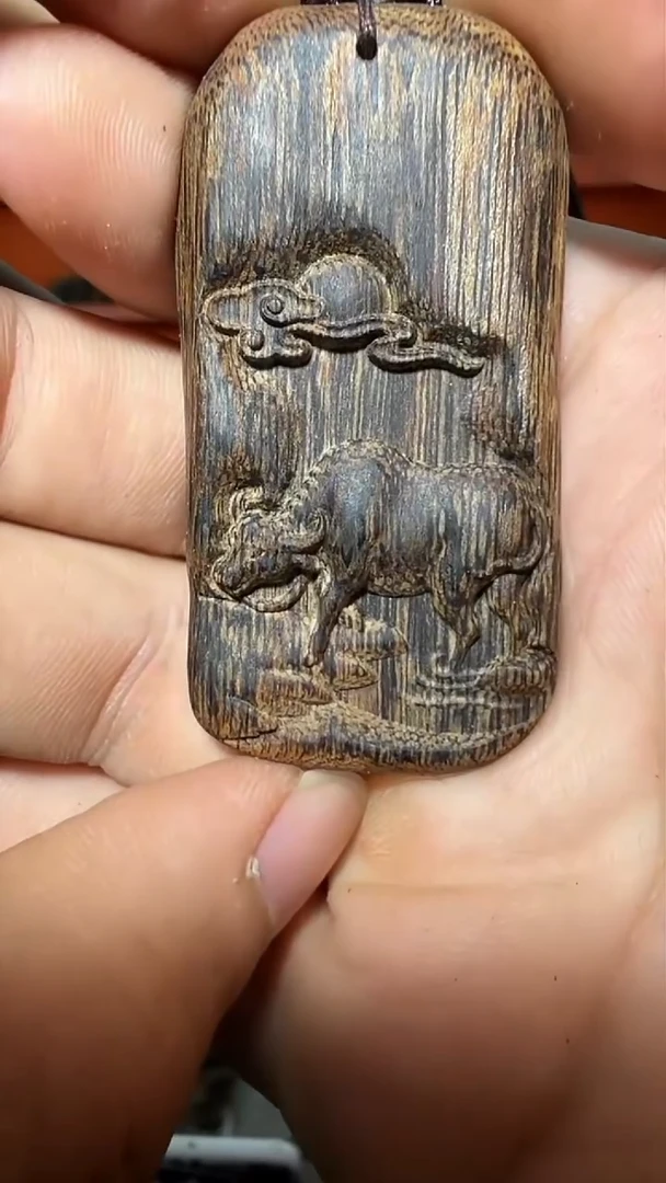 沉香吊坠135号红土双面雕牛多样性发一