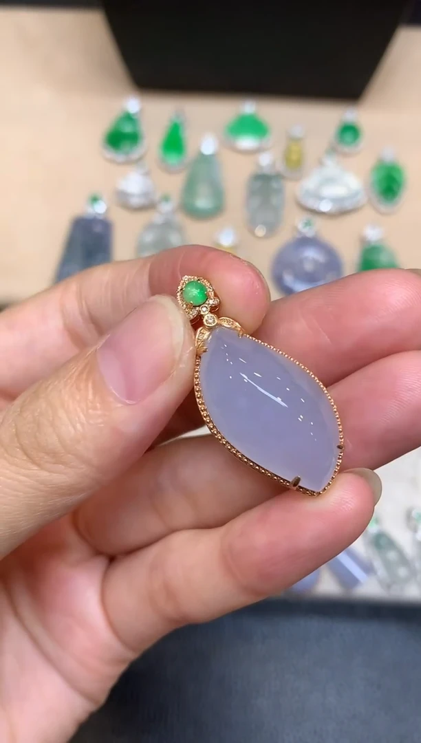 颈饰18K金镶嵌翡翠随形【无服务费