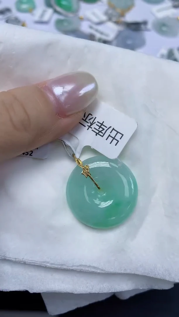 翡翠18K金镶嵌颈饰天然缅甸翡翠A货