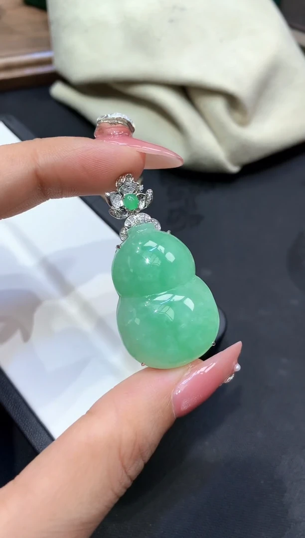 18K金镶嵌挂件翡翠葫芦