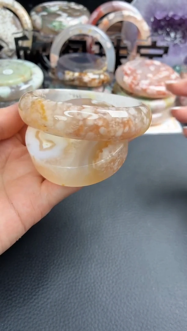 未镶嵌手镯（圆镯）石英质玉59