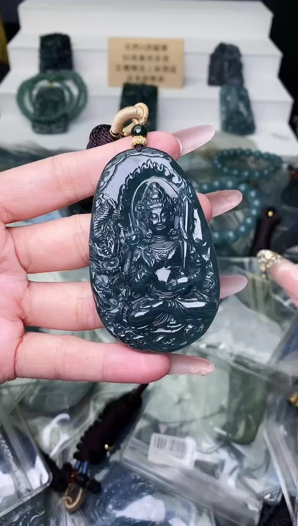 颈饰未镶嵌翡翠