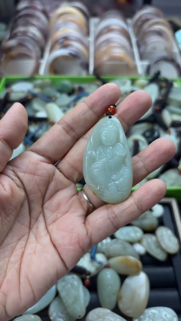 颈饰未镶嵌和田玉（多样性发一件）没有证书有瑕