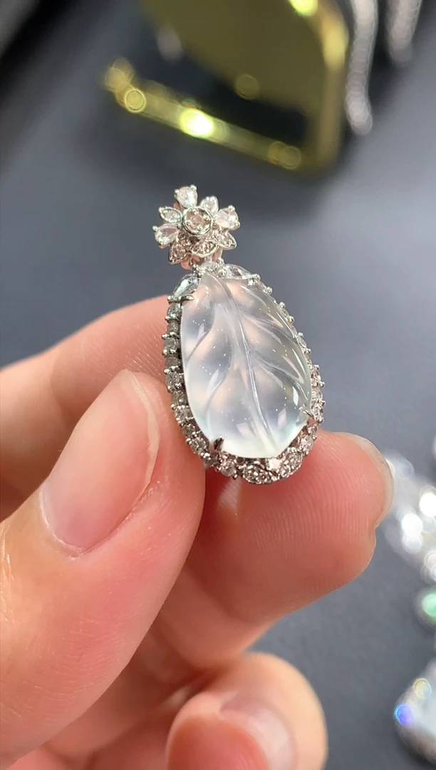 翡翠18K金镶嵌颈饰叶子
