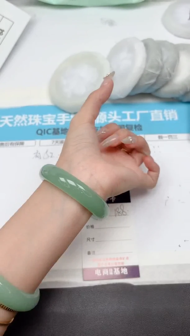 未镶嵌手镯石英质玉188-54.4