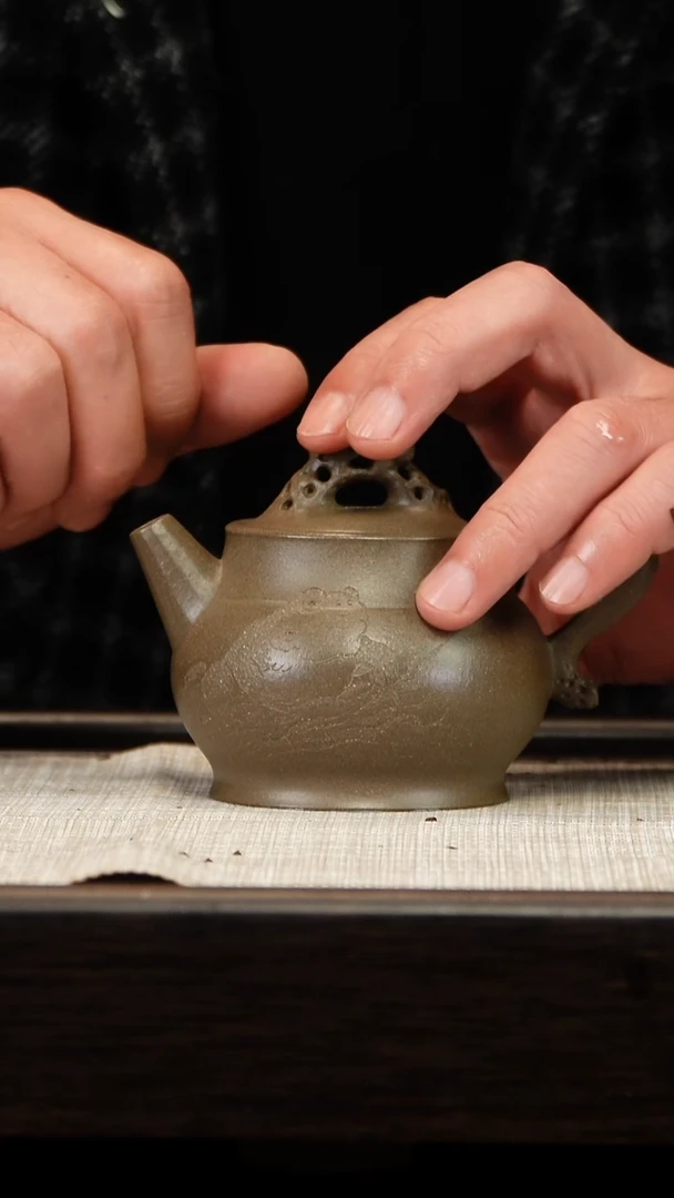 茶壶紫砂蟹壳青刻绘寻香