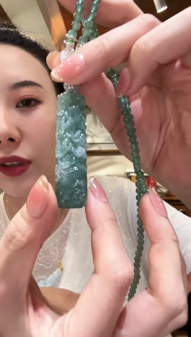 翡翠未镶嵌颈饰国风