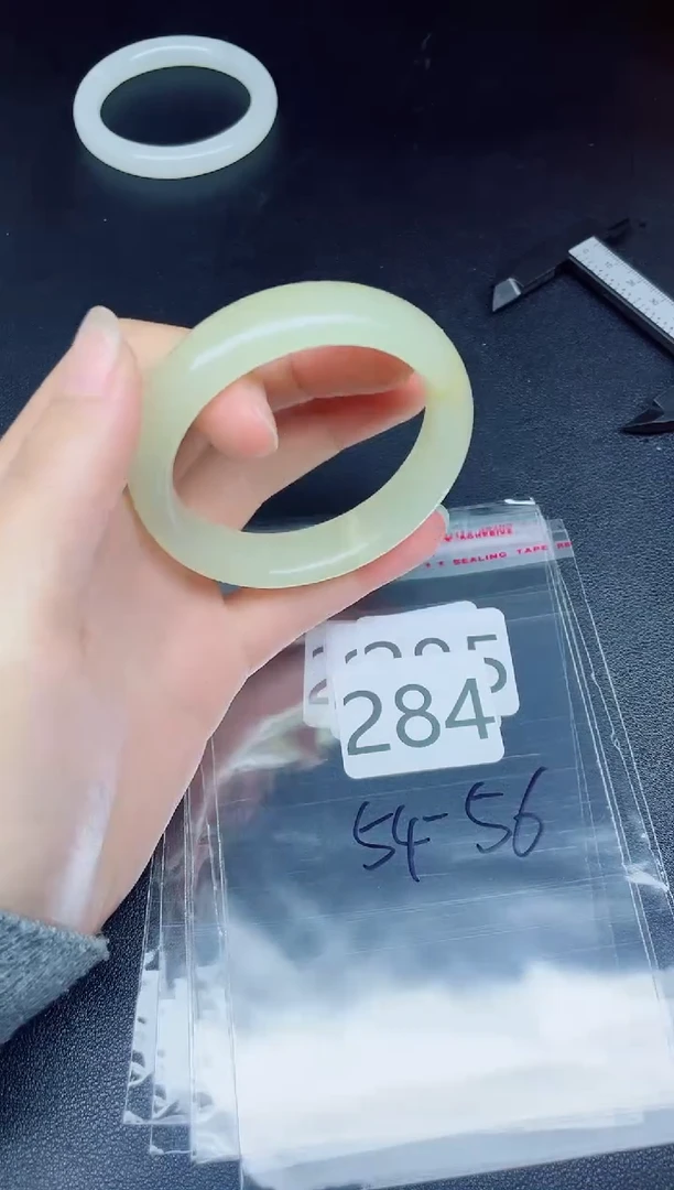 未镶嵌手镯石英质玉284