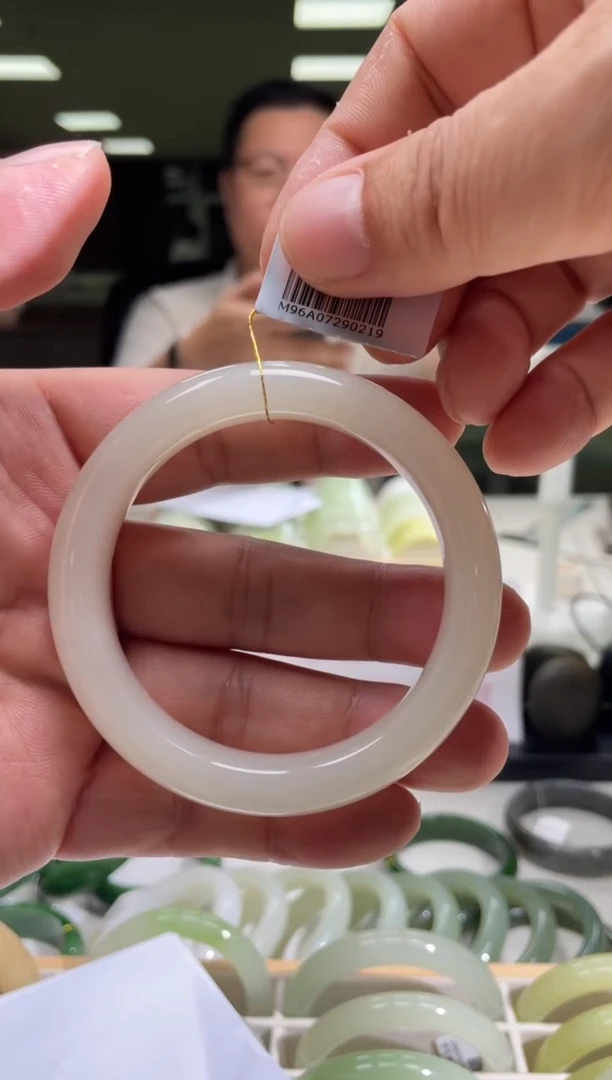 和田玉手镯未镶嵌57-58圈口 0219