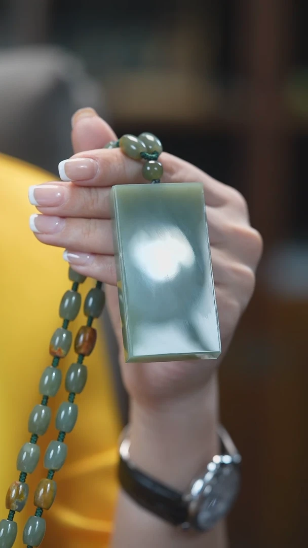 颈饰未镶嵌岫岩河磨玉（透闪石质玉）无事牌