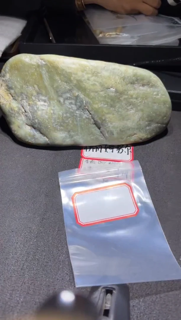 未镶嵌和田玉（糖玉）挂件和田玉
