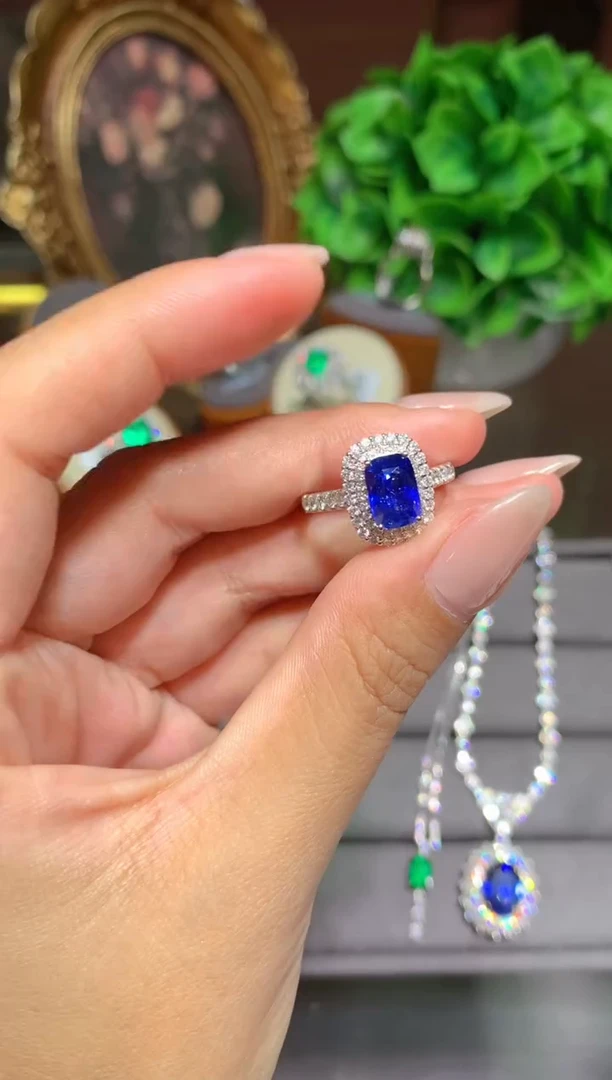 蓝宝石戒指18K金镶嵌2.2CT