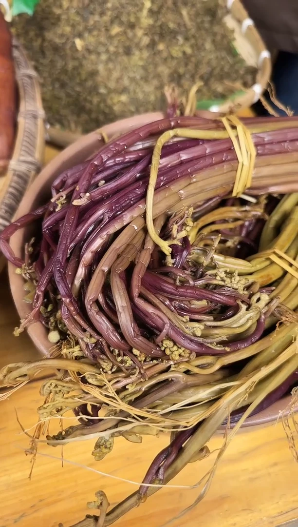 中国大陆六背山新鲜蕨菜做的酸蕨菜凉拌菜2包一斤的