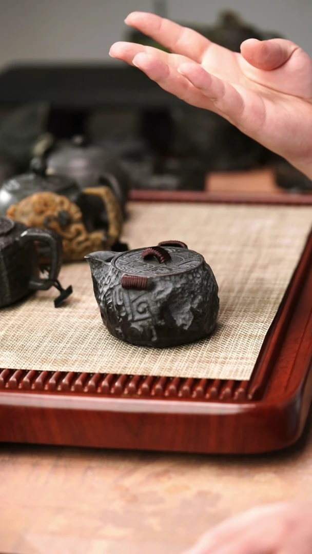 归玉堂冰碛岩重工雕刻饕鬄宝瓶壶220cc