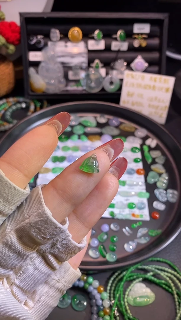 【闪购商品】翡翠挂件未镶嵌莲蓬
