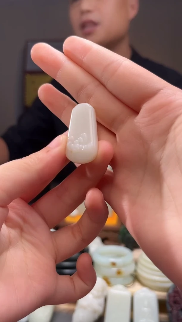 颈饰未镶嵌和田玉吊坠