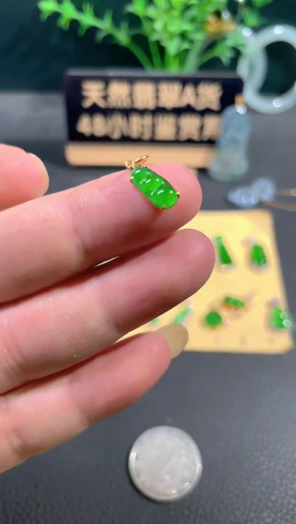 翡翠18K金镶嵌颈饰翡翠