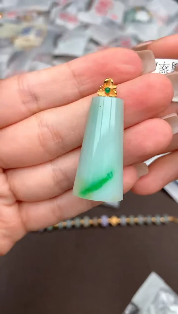18K金镶嵌挂件翡翠一