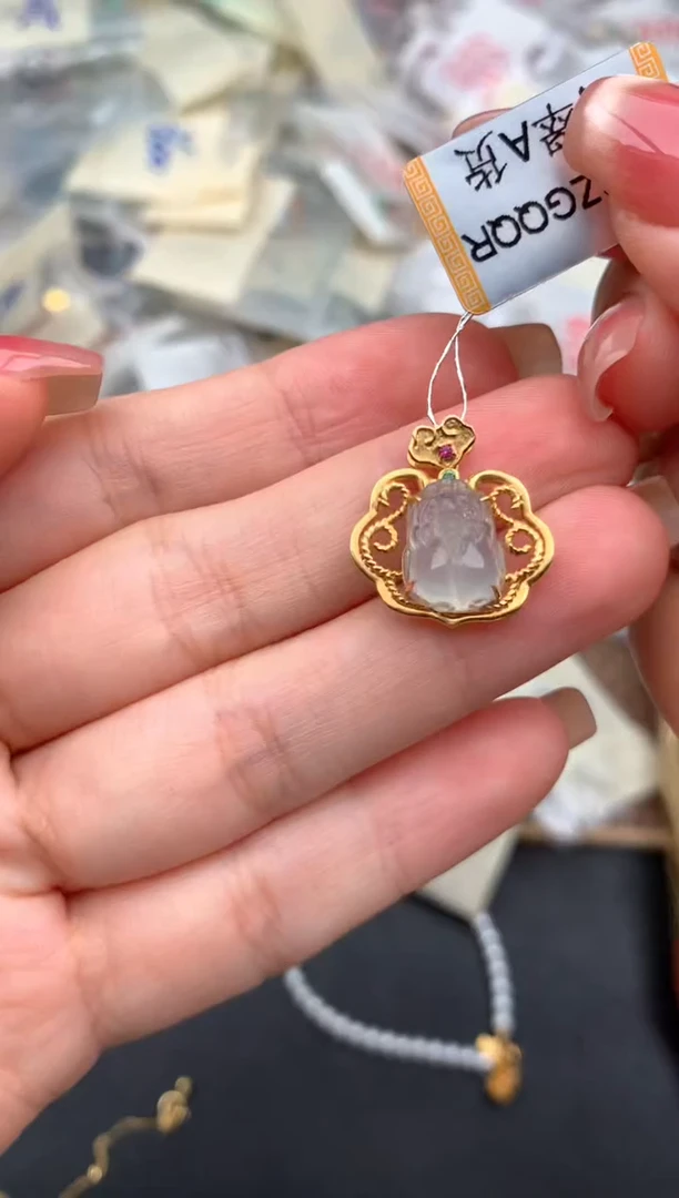 18K金镶嵌挂件翡翠一