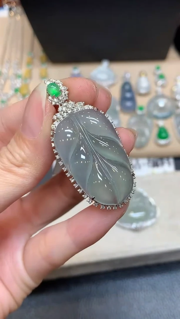 吊坠(不含链)18K金镶嵌翡翠树叶【无服务费