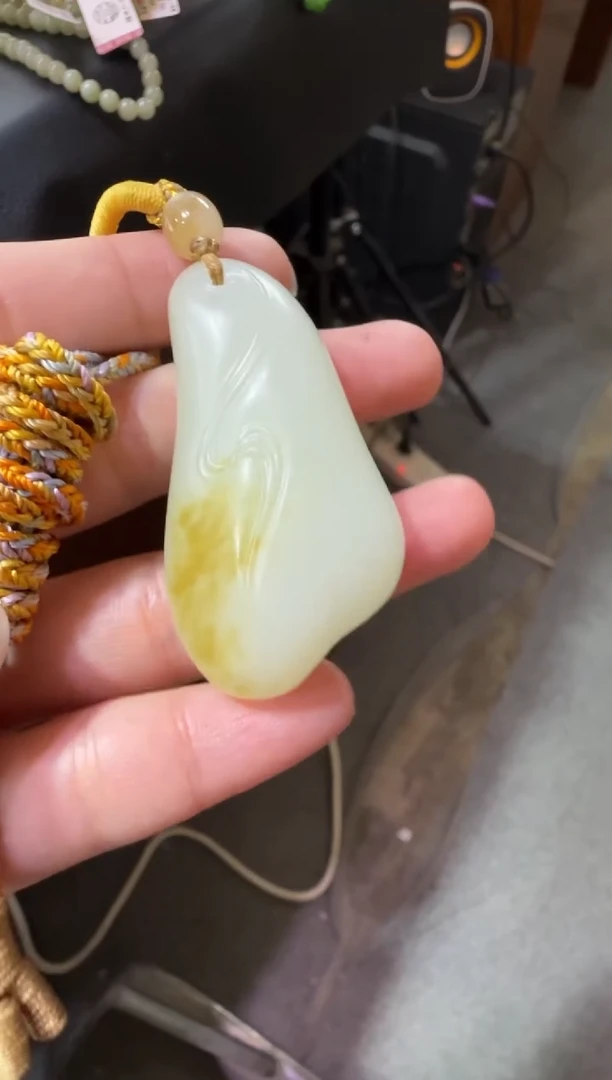 吊坠(赠链)未镶嵌和田玉金山糖白吊坠（产地直发）