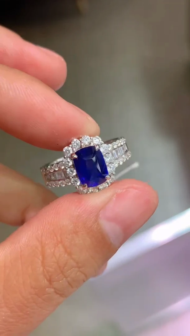 戒指蓝宝石18K金镶嵌1.9CT