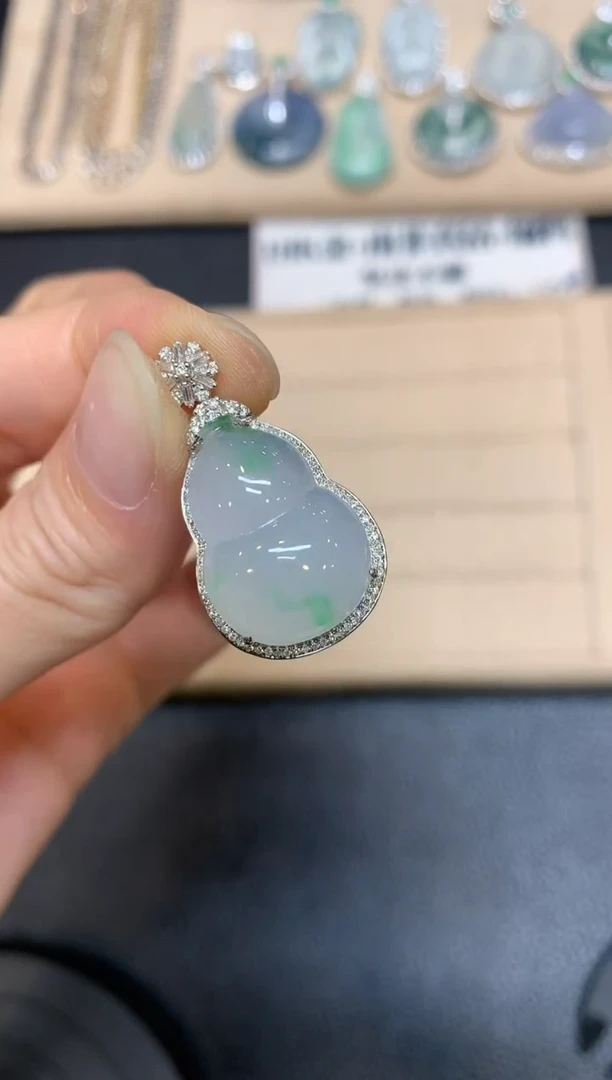 【闪购商品】翡翠颈饰18K金镶嵌葫芦【无服务费