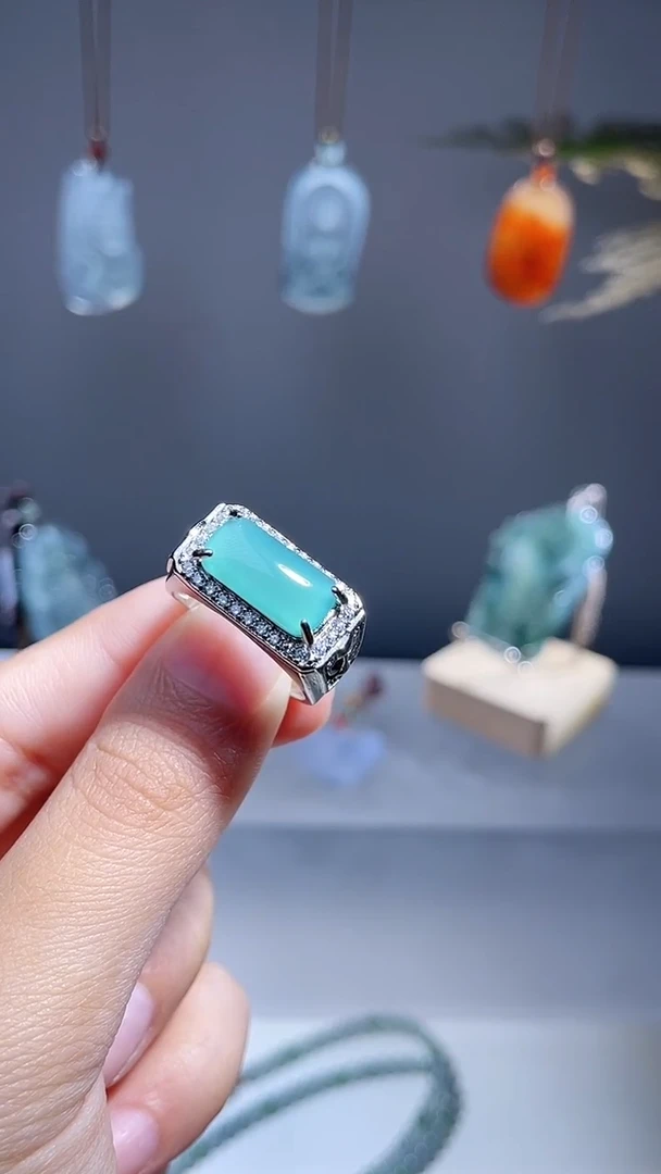 颈饰未镶嵌翡翠戒指