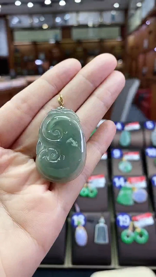 翡翠18K金镶嵌颈饰如意