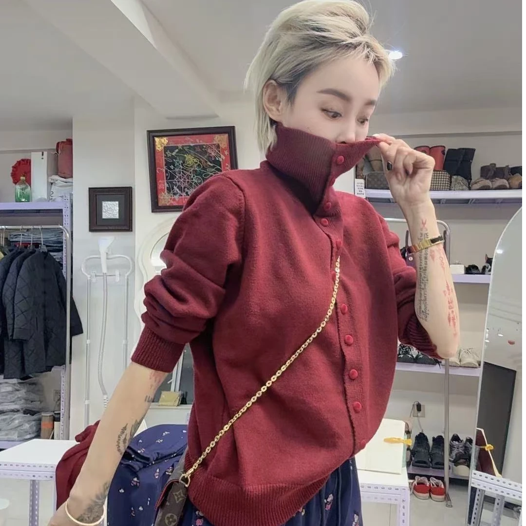 流行款酒红色高领开衫