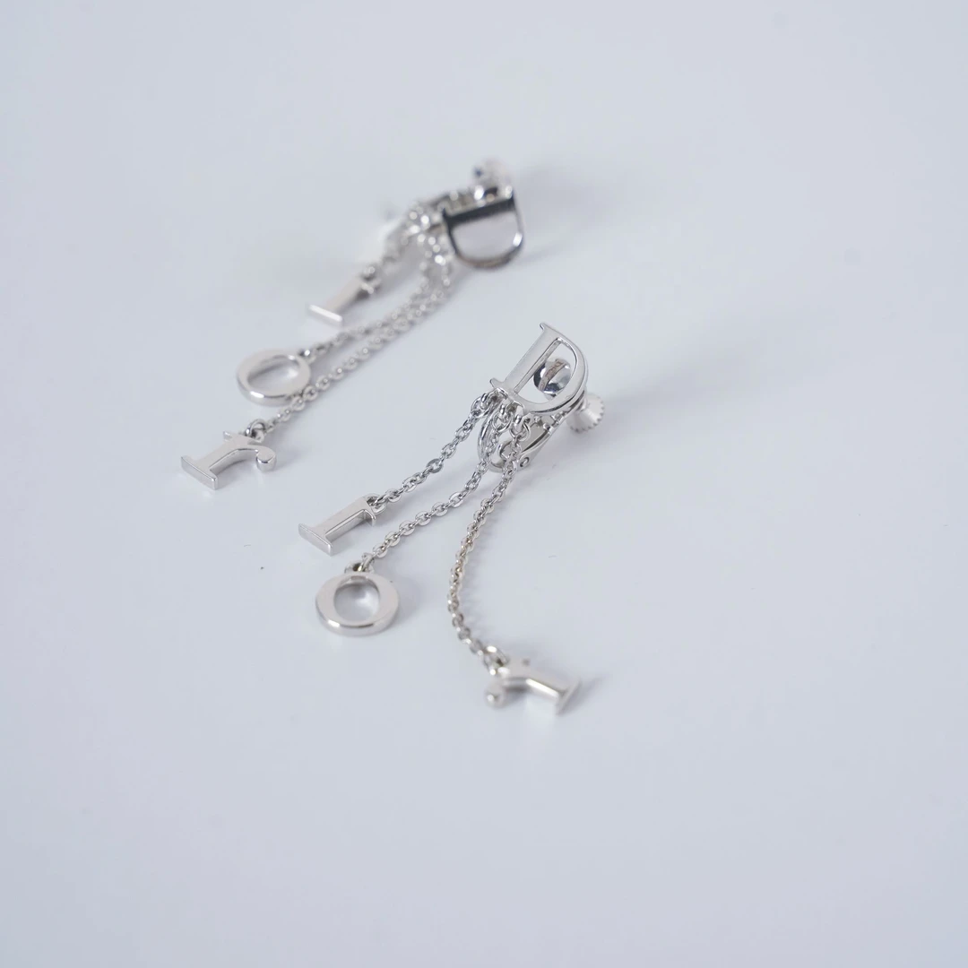 95新 DIOR/迪奥 银色dior字母耳夹流苏精美饰品