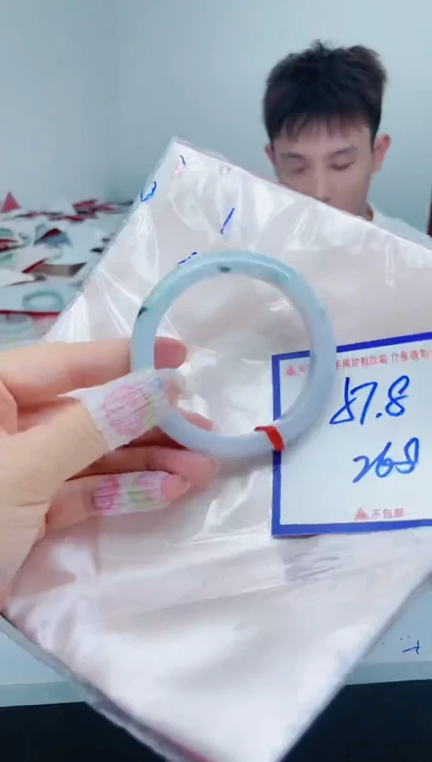 翡翠手镯未镶嵌我