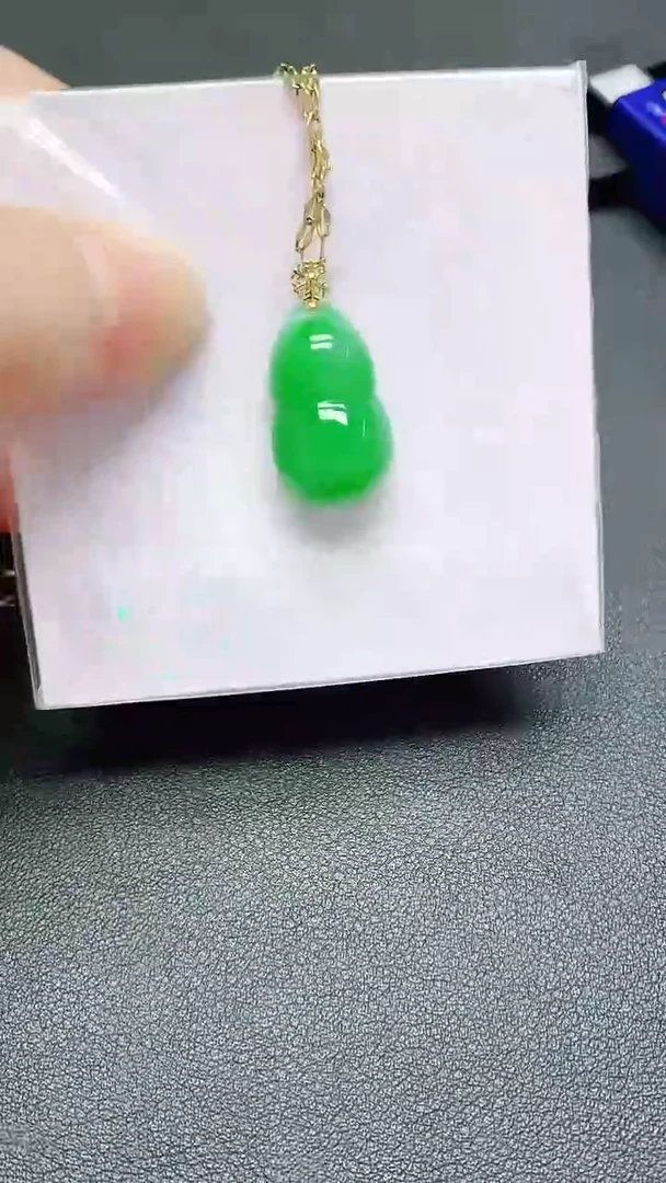 翡翠18K金镶嵌颈饰赠礼盒证书